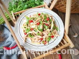 柠檬手撕鸡,放入冰箱能冷藏后食用风味更佳。