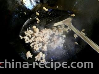 肉沫香辣面,锅中放入适量植物油 ，油热，放入肉沫翻炒至变白