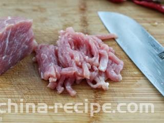 芹菜土豆炒肉丝,猪肉切丝