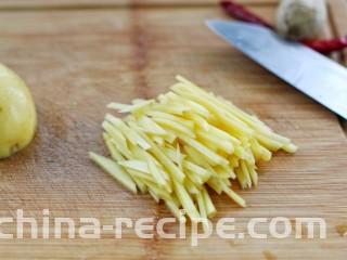 芹菜土豆炒肉丝,土豆去皮切条状