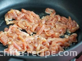 芹菜土豆炒肉丝,锅中放适量油烧热后倒入腌制好的肉丝