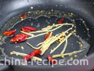 芹菜土豆炒肉丝,用锅中底油炒香姜丝和红干椒