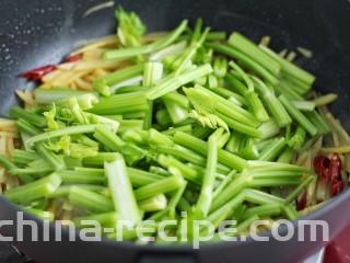 芹菜土豆炒肉丝,倒入芹菜炒匀