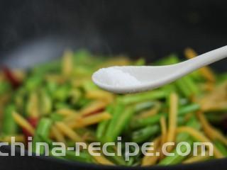 芹菜土豆炒肉丝,待汤汁快干时调入适量盐