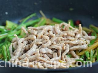 芹菜土豆炒肉丝,倒入炒好的肉丝