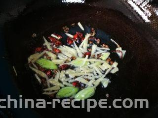 家常菜啤酒鸡翅,锅里倒入适量油，爆香大料和蒜苗，姜丝。