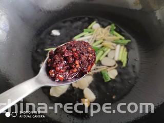 香辣粉丝包菜,加入一勺老干妈，或者郫县豆瓣酱也可以。