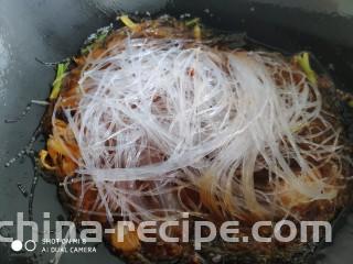 香辣粉丝包菜,放入粉丝。