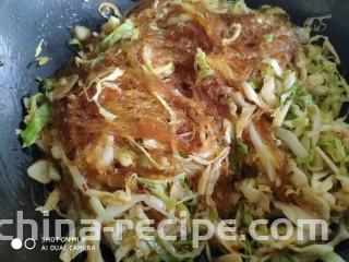香辣粉丝包菜,翻炒至包菜变色就可以，不用炒时间太长。