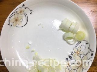 低卡番茄豆腐汤,葱切好
