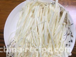 低卡番茄豆腐汤,金针菇洗净