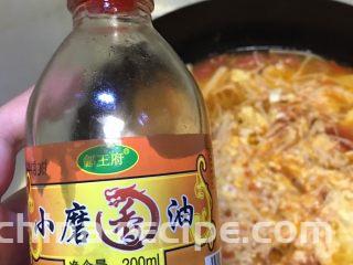 低卡番茄豆腐汤,倒入香油