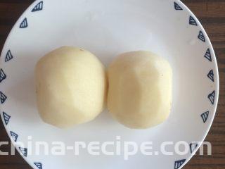 香肠土豆片,土豆去皮。