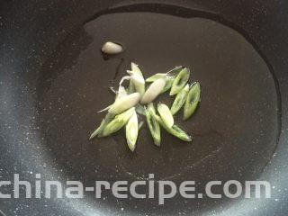 香肠土豆片,煸香葱花。