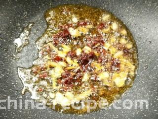韭菜鱿鱼,一勺郫县豆瓣酱煸出红油。