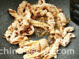 韭菜鱿鱼,翻炒，加适量料酒少许生抽。