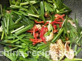 韭菜鱿鱼,撒红椒丝，朝天椒粒，加少许白糖。