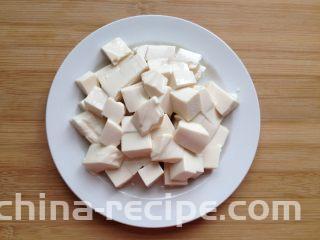 金沙豆腐,内酯豆腐切小块