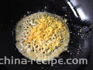 金沙豆腐,倒入咸蛋黄煸炒片刻