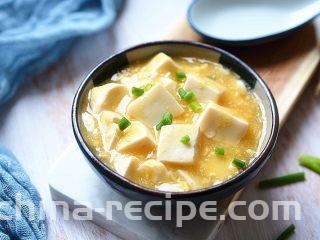 金沙豆腐,盛入碗中撒点葱花点缀就可以上桌开吃啦