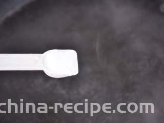 凉拌菠菜,锅内烧开水，加1勺盐。