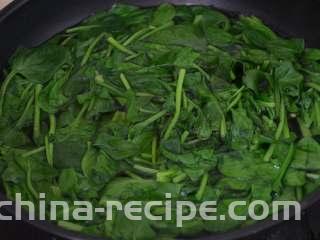凉拌菠菜,焯水一分钟左右。无需太长时间，菠菜稍变软就可以。