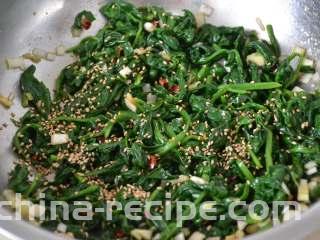 凉拌菠菜,最后撒1把熟白芝麻。