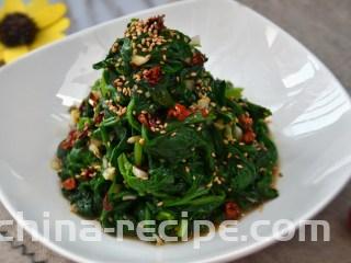 凉拌菠菜,摆盘即可。