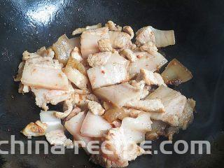 猪肉炖冬瓜粉条,猪肉下入热锅煎一会儿，煎至锅内出油肉两面微微金黄