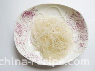 猪肉炖冬瓜粉条,粉丝提前泡发好
