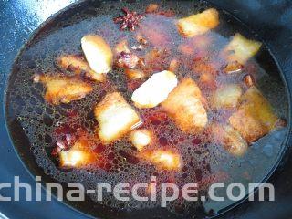 猪肉炖冬瓜粉条,放入蒜头、八角后，加2碗水中火炖大约8分钟