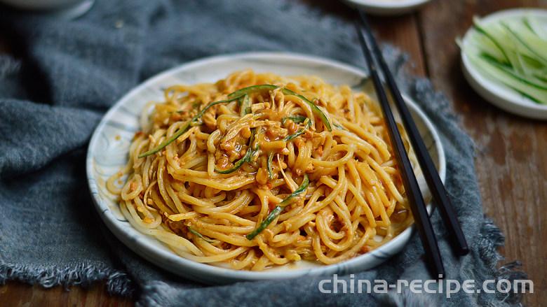 The method of mixing chicken shred sauce with noodles