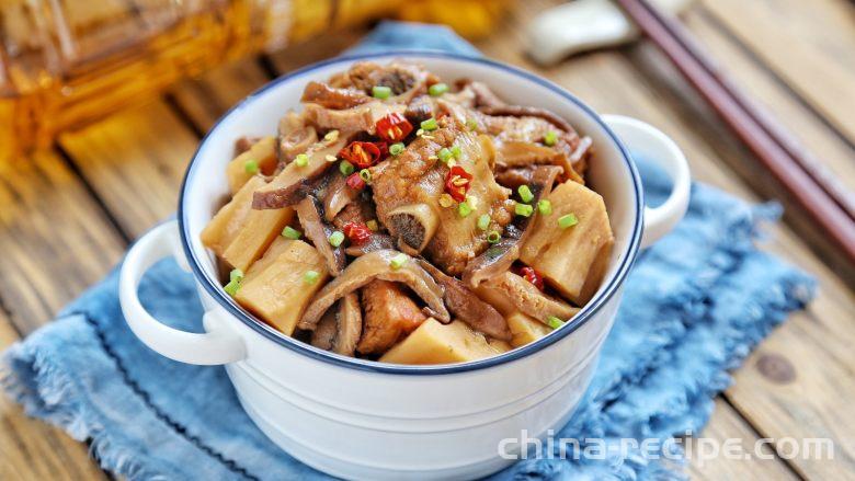 The method of stewing pork ribs with shiitake mushrooms and lotus roots