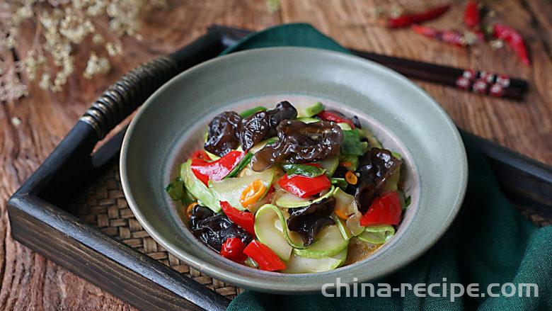 The method of stir frying sour and spicy zucchini and fungus with vegetarian ingredients