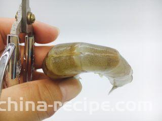 茄汁焖大虾,用剪子开背