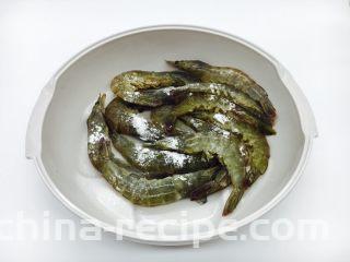 茄汁焖大虾,往虾的表面撒一层薄薄的淀粉和3g的盐，并且摇匀，虾的表皮略带少许淀粉，油热后需及时油炸。
