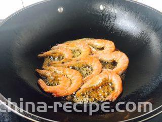 茄汁焖大虾,把虾的两面都成金黄色