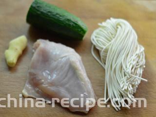 鸡丝酱拌面,材料准备好
