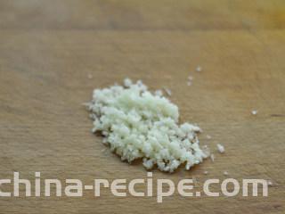 鸡丝酱拌面,蒜切碎沫
