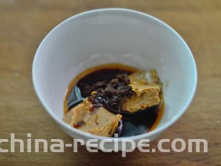 鸡丝酱拌面,倒入蒜汁