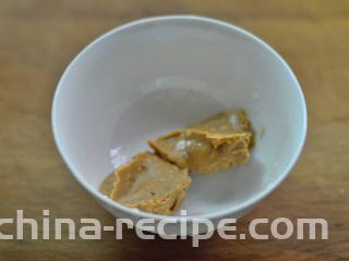 鸡丝酱拌面,取2勺花生酱在碗中