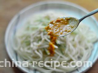 鸡丝酱拌面,接着捞出，摆入碗中，摆上鸡胸肉和黄瓜丝，最后淋上酱汁，拌匀即可
