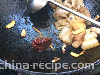 辣子蒜苗回锅肉,出油后，肉播一边炒辣酱，炒出红油