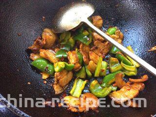 辣子蒜苗回锅肉,放入辣子翻炒，放少许生抽，料酒