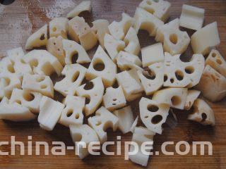 香菇莲藕炖排骨,莲藕去皮切小块