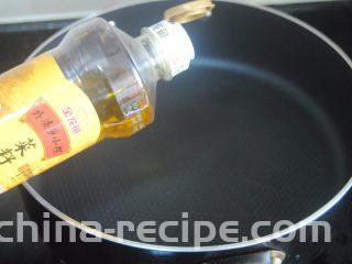 香菇莲藕炖排骨,热锅，锅内倒入适量的食用油