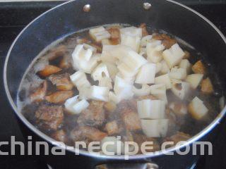 香菇莲藕炖排骨,加入莲藕拌匀