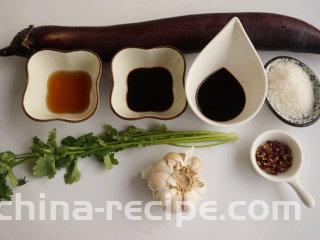 美味私房茄子,提前将原材料准备好

叨叨叨：茄子选择长条的紫皮茄子为佳，不要圆茄子或者太短的茄子，有利于后面的造型
