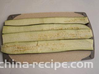 美味私房茄子,用刀将茄子顺刀切成0.5厘米厚的大长片

叨叨叨：考验刀工的时候到了，记得不能太厚也不能太薄哦

