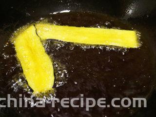 美味私房茄子,锅内倒油烧热至8成时，将茄子下入锅中炸6-8秒

叨叨叨：高温足以让茄子成熟，不用担心茄子不熟，此时转为中火，茄子不能炸太长时间，以免表面焦糊
